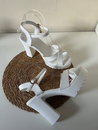 Sandalias blancas de tacón con plataforma
