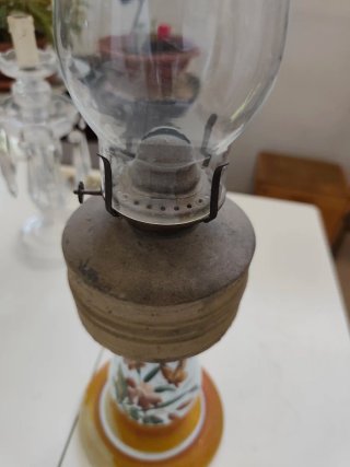 Lampada a petrolio antica decorata