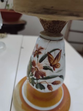 Lampada a petrolio antica decorata