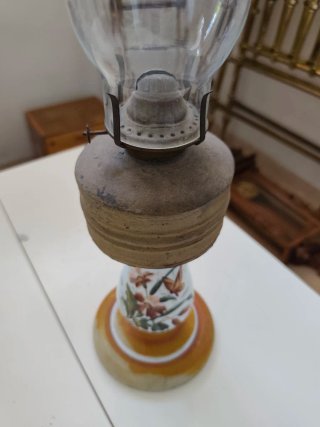 Lampada a petrolio antica decorata