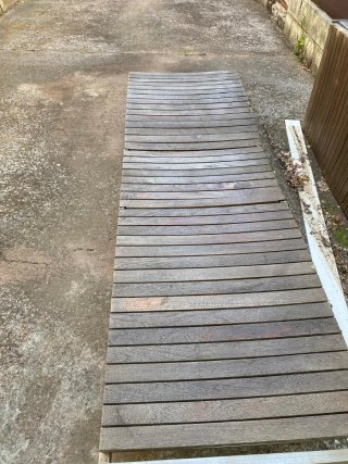 Mesa y bancos de jardín y regalo HAMACA y PELICANO