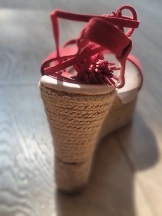 Sandalias rojas con cordones y flecos