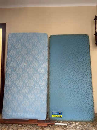 2 Camas individuales de madera con ratán