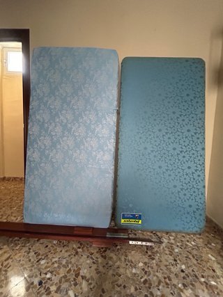 2 Camas individuales de madera con ratán