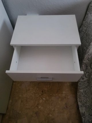 Mesita de noche blanca con 3 cajones