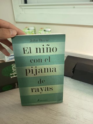 El niño con el pijama de rayas