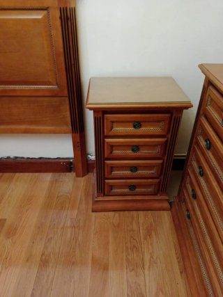 Armario de madera maciza