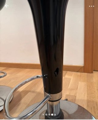 Taburetes de cocina negros y plateados