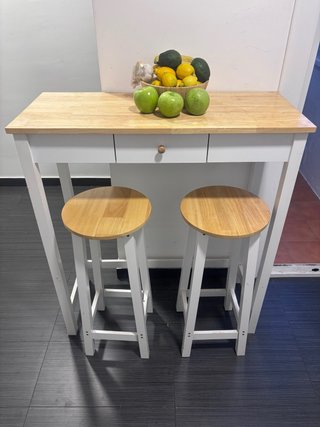 Mesa alta con 2 taburetes