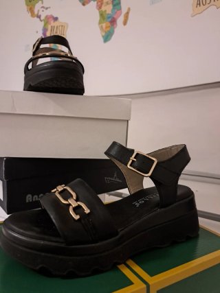 Sandalia Pitillos negra hebilla dorada T37