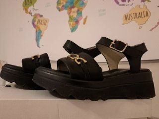 Sandalia Pitillos negra hebilla dorada T37