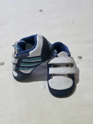 Zapatillas Adidas Bebé. Talla 17