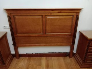 Cabezal de madera marrón