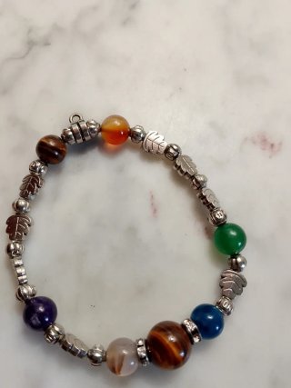 Pulsera elástica con abalorios y dijes de búho