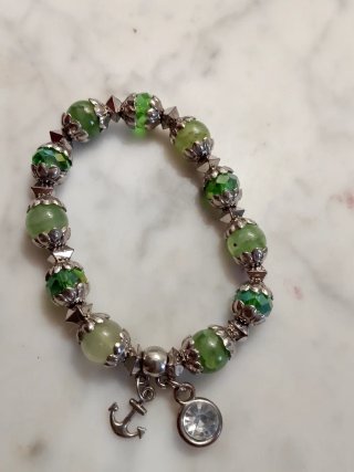 Pulsera elástica con abalorios y dijes de búho