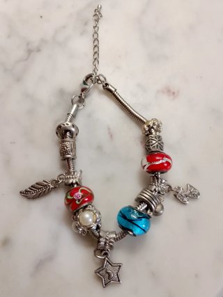Pulsera elástica con abalorios y dijes de búho
