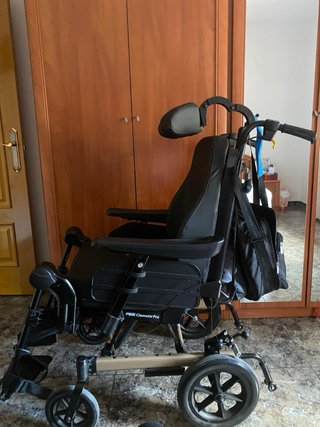 Silla de ruedas abatible y regulable brazos, piern