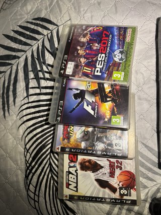 Consola PS3 + 4 Juegos + 2 Mandos