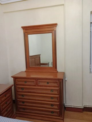 Cómoda de madera con espejo