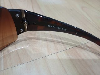Gafas de sol deportivas marrones.