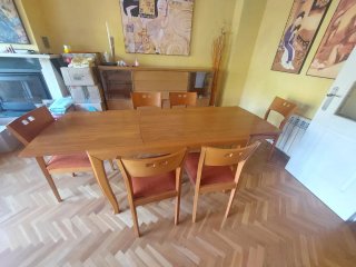 Mesa de comedor  y sillasde madera y tela