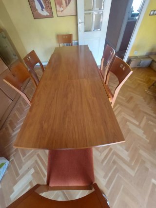Mesa de comedor  y sillasde madera y tela