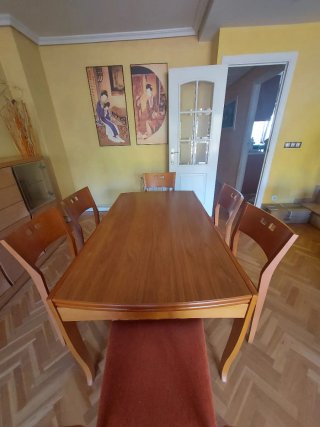 Mesa de comedor  y sillasde madera y tela