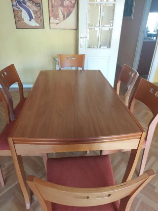 Mesa de comedor  y sillasde madera y tela