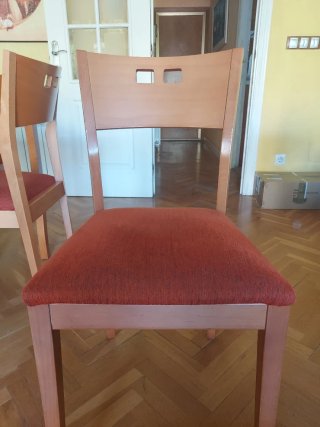 Mesa de comedor  y sillasde madera y tela