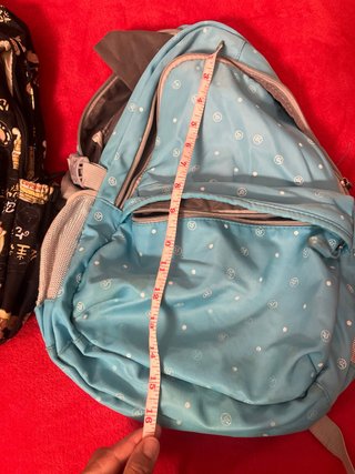 Mochila azul con estampado de caritas