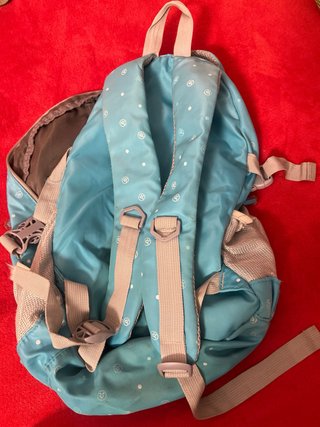 Mochila azul con estampado de caritas
