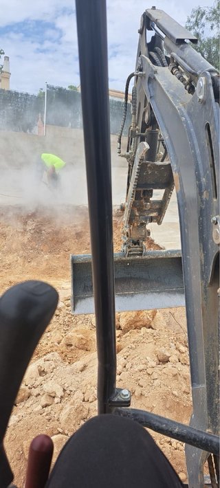 Zanjas para agua luz y saneamiento /Miniexcavadora