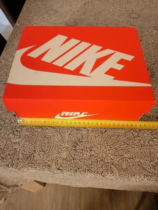 Caja Nike Naranja y Blanca