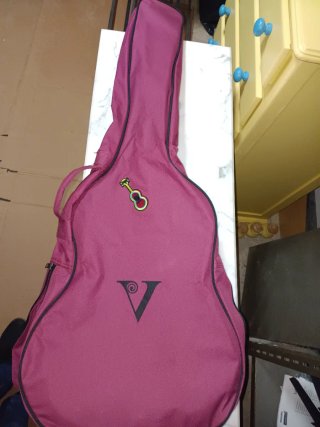 Guitarra 3/4 NUBORG y funda magenta.