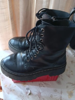 Botines negros con cordones