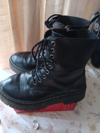 Botines negros con cordones