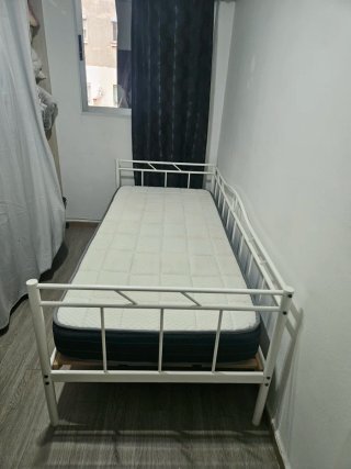 Cama individual blanca con colchón