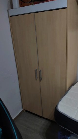 Cama individual blanca con colchón