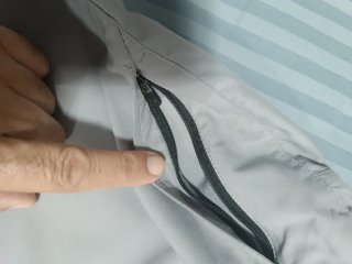 Pantalón deportivo gris y con malla incorporada.