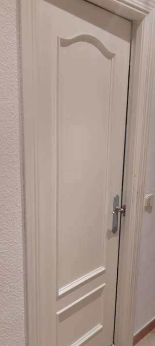 Puertas de madera de pino con cristal y ciegas