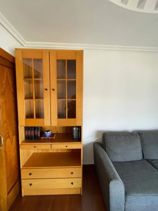 Vitrina de madera con puertas de cristal