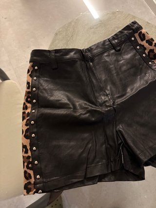 Pantalón corto cuero con estampado animal