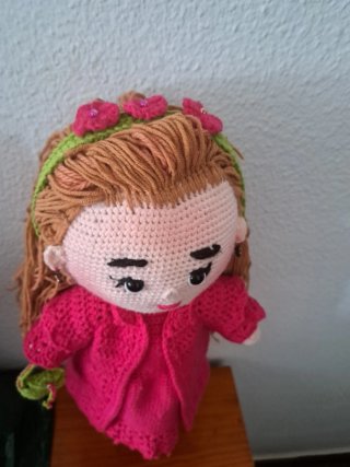 Muñeca amigurumi tejida a mano