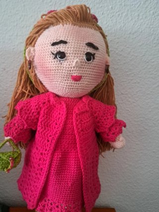 Muñeca amigurumi tejida a mano
