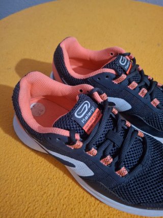 Zapatillas Kalenji Negras y Coral