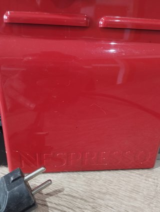 Cafetera Nespresso Krups Roja con soporte Cápsulas