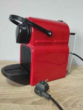 Cafetera Nespresso Krups Roja con soporte Cápsulas