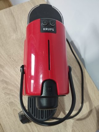 Cafetera Nespresso Krups Roja con soporte Cápsulas