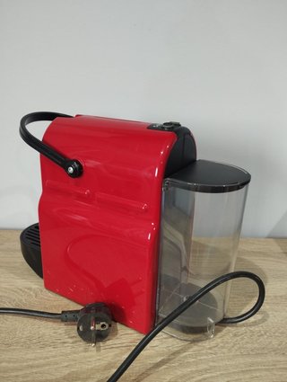 Cafetera Nespresso Krups Roja con soporte Cápsulas