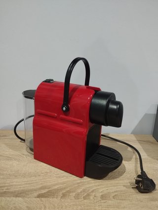 Cafetera Nespresso Krups Roja con soporte Cápsulas